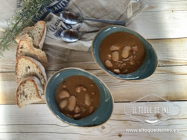 Ya solo queda echar las alubias, el agua, la sal y cocinar a fuego suave durante 3-4 horas hasta que las fabas están tiernas.